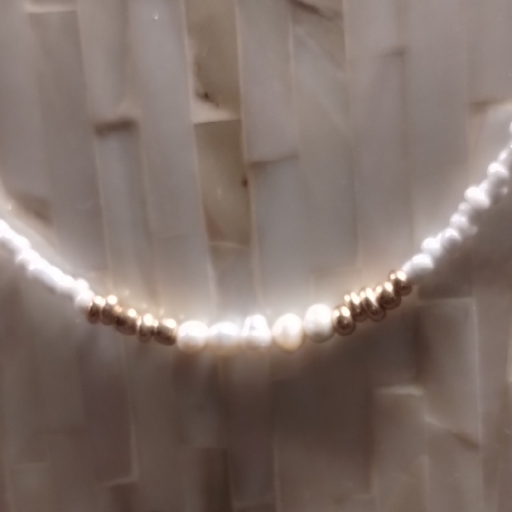 Elegant Pearl Necklace with Gold Accents - Picture 4 of 8